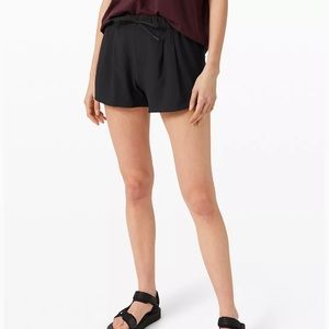 Lululemon Mid-Rise Short 3”